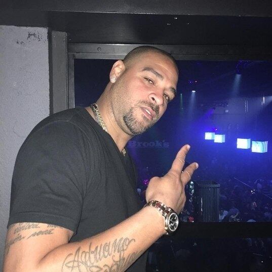 Adriano não hesitou em compartilhar esta imagem, na qual aparece em uma noitada