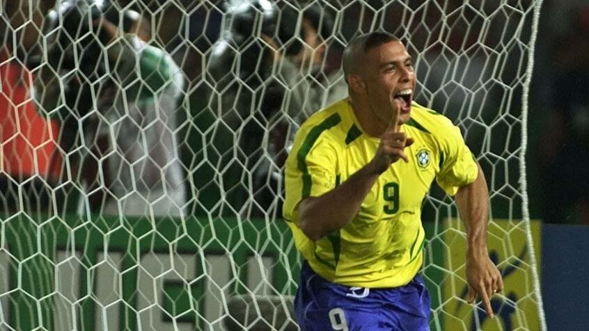 Ronaldo - O atacante Ronaldo parou em 2011. Hoje, o ex-camisa 9 é dono do Real Valladolid, da Espanha. Além disso, também participa de eventos e palestras e é garoto-propaganda da Nike.