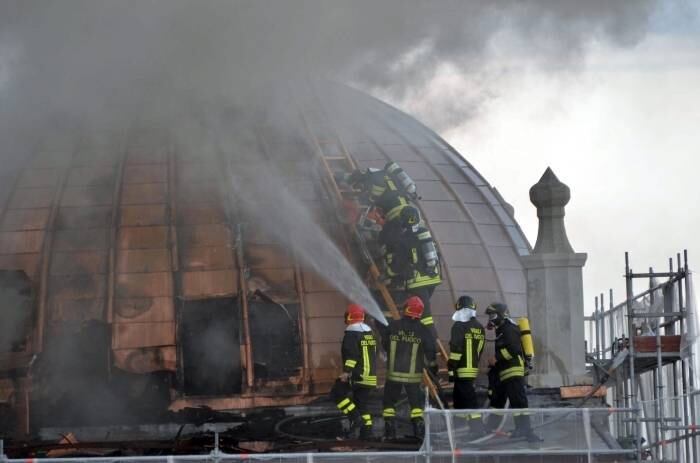  Uma parte do teto do Hotel Excelsior de Veneza, construído em 1908, foi danificado por um incêndio que atingiu o local nesta quarta-feira (30).

As chamas atingiram a área da cúpula do histórico hotel, localizado no Lido em Veneza, e que recebeu hospede ilustres e eventos ligados ao Festival de Cinema de Veneza. O hotel está fechado para reformas de reestruturação e no local onde começou o incêndio, trabalhadores estavam realizando um revestimento