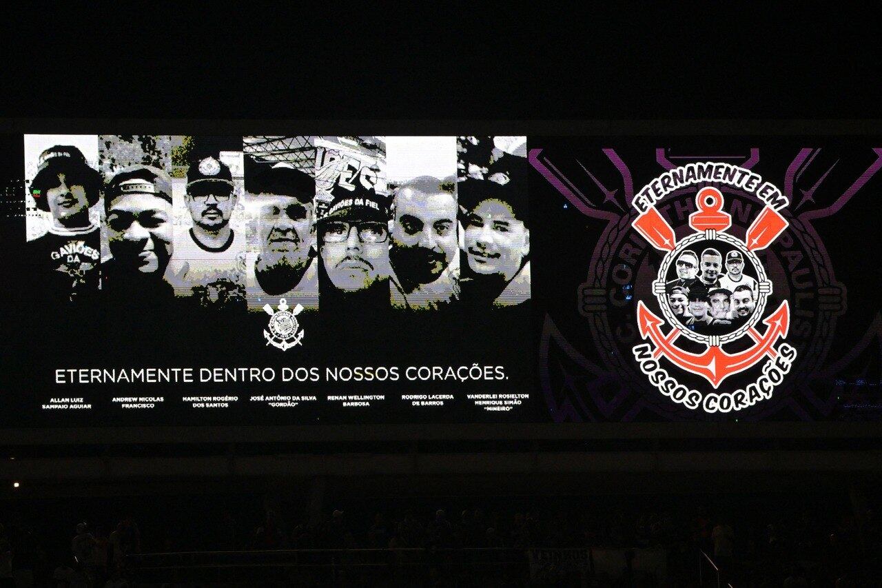 Telões da Neo Química Arena transmitiram os nomes e fotos das vítimas do acidente para ajudar nas homenagens dentro das dependências do estádio corintiano