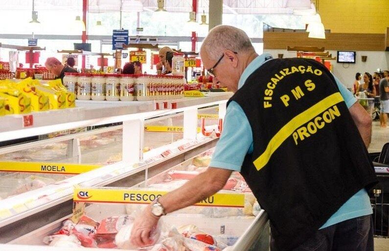 O Ministério da Agricultura encontrou
problemas em oito amostras de um total de 302 analisadas nos 21 frigoríficos
investigados pela Operação Carne Fraca. A maioria das amostras com
problemas foram localizadas em hambúrgueres. A fiscalização encontrou bactérias
como salmonela e estafilococos, que podem causar vômitos, diarreias e outros
problemas de saúde