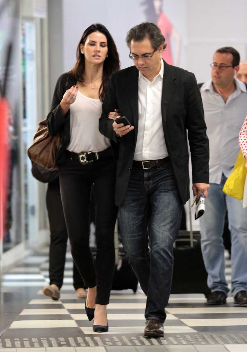 Lisandra Souto embarcou no aeroporto do Rio de Janeiro, nesta segunda-feira (21), e andou de braços dados com o namorado, Gustavo Fernandes