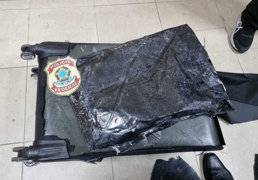 Colombiano viajava com 6,5 kg de cocaína escondidos em fundo falso na mala
