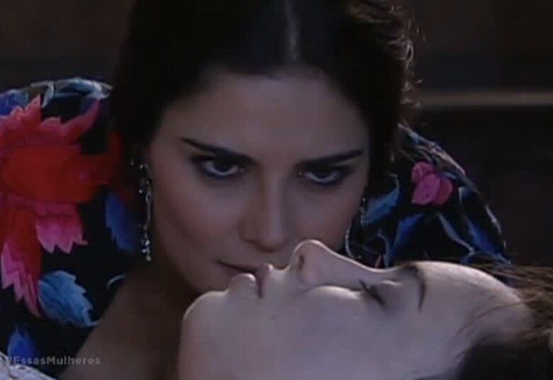 Com a morte de Lúcia no bordel, Glória decide assumir a identidade da amiga para que a família não a encontre e pense que ela está morta. Assim começa a jornada de cortesã mais cobiçada da corte