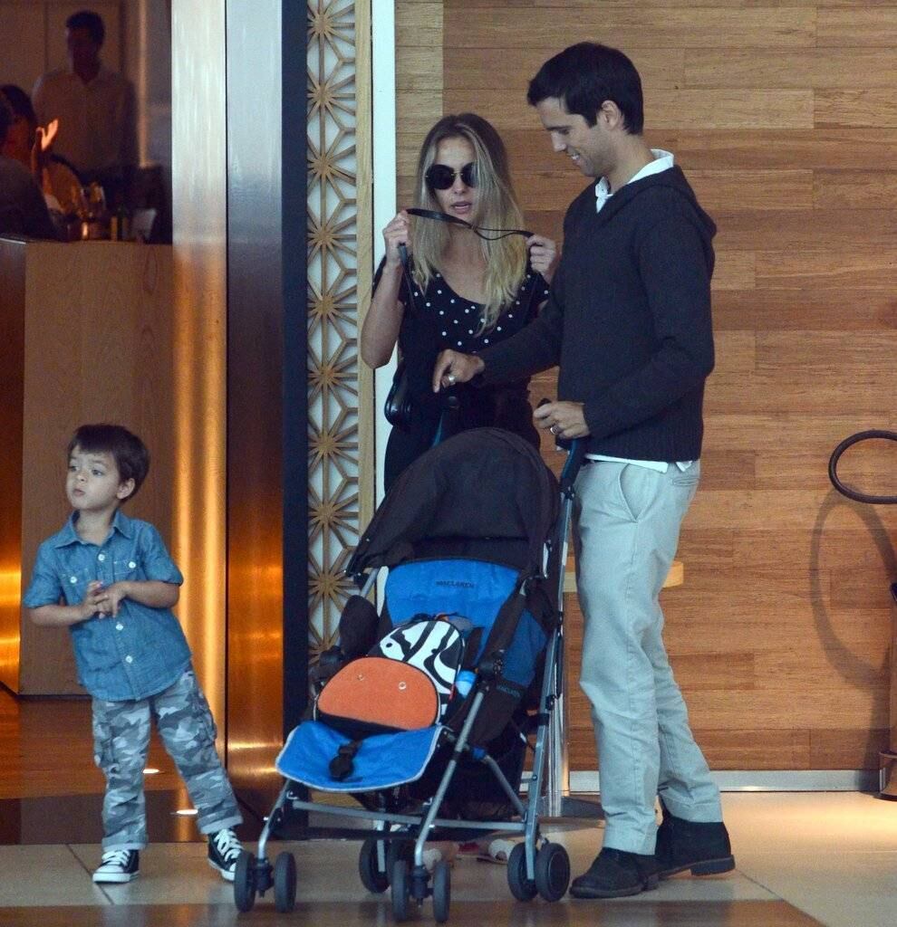 Juliana Silveira e seu marido João Vergara levaram o pequeno Bento para almoçar em um shopping do Rio de Janeiro, no domingo (9) 