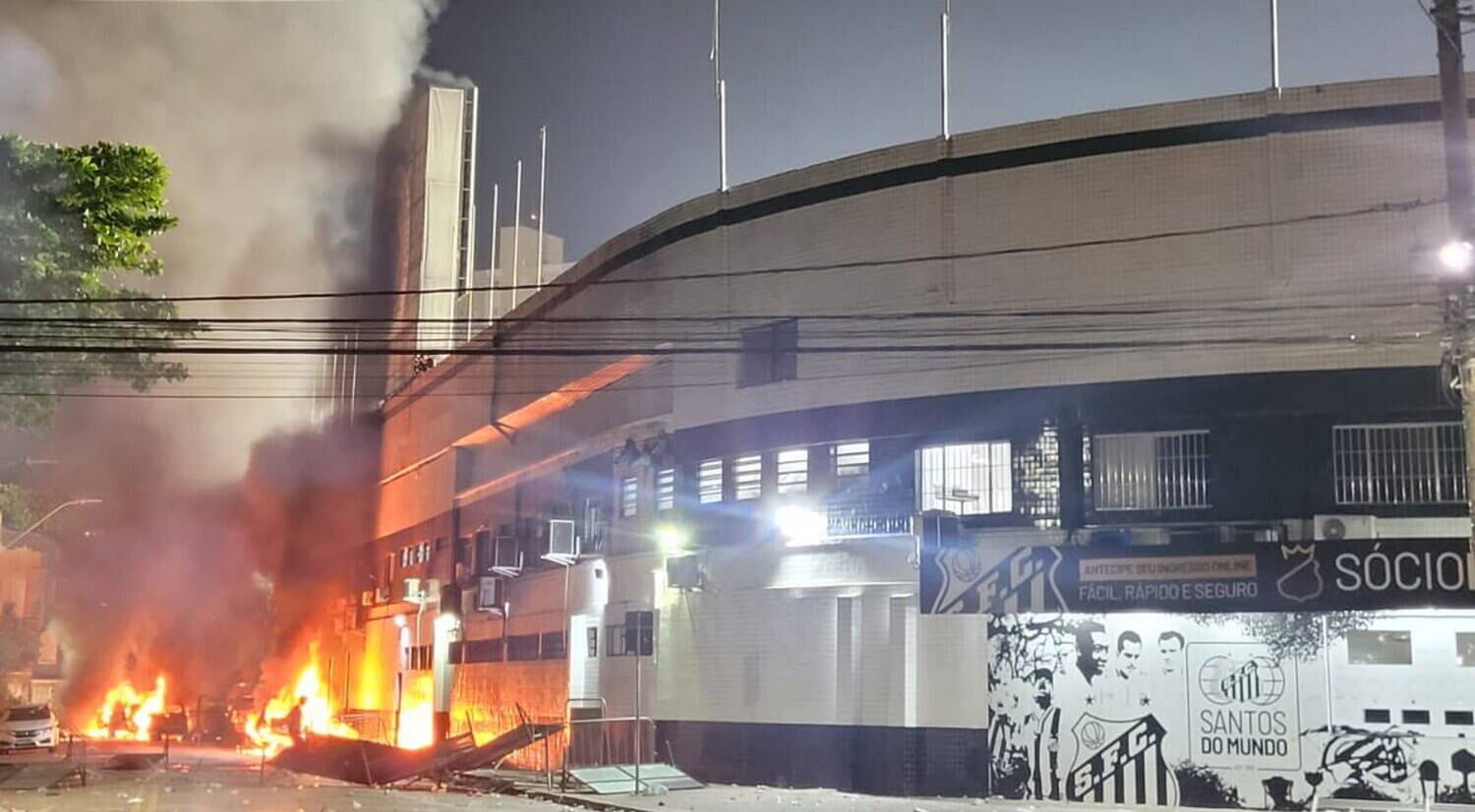 Alguns vandalizaram os arredores da Vila Belmiro, chegando até a atear fogo em um ônibus