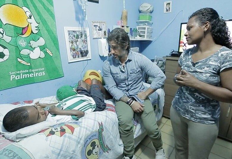 Ele tem um irmão dois anos mais velho, que nasceu com uma distrofia muscular e tem movimentos limitados