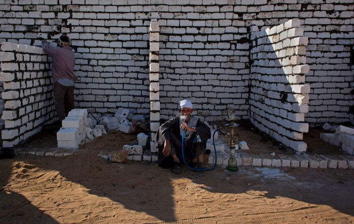 No
caso da região de Dahshour, onde estão cinco importantes pirâmides, os moradores dizem
que o cemitério local está cheio e que as autoridades não deram permissão para a
construção de novas sepulturas. Por isso eles tomaram a iniciativa e construíram as tumbas de suas família no
deserto, que eles consideram "vazio"