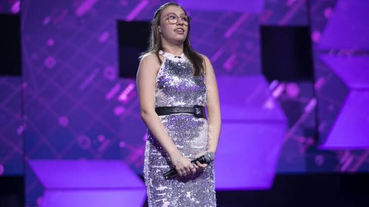 Maju, no estilo mais pop rock, brilhou no palco com um vestido de paetê prata
e um cinto preto para destacar! Arrasou!