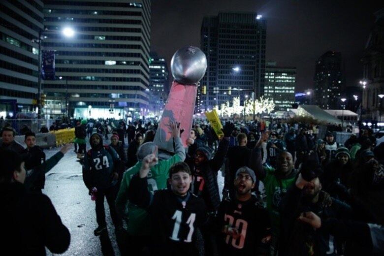 Os fãs de Philadelphia Eagles se reúnem para assistir sua equipe no Super Bowl LII contra os Patriotas da Nova Inglaterra
PHILADELPHIA, PA - 5 DE FEVEREIRO: os fãs comemoram a vitória de Philadelphia Eagles no jogo do Super Bowl LII contra os Patriotas da Nova Inglaterra em 5 de fevereiro de 2018 na Filadélfia, Pensilvânia ... (Foto de Eduardo Munoz Alvarez / Getty Images)

