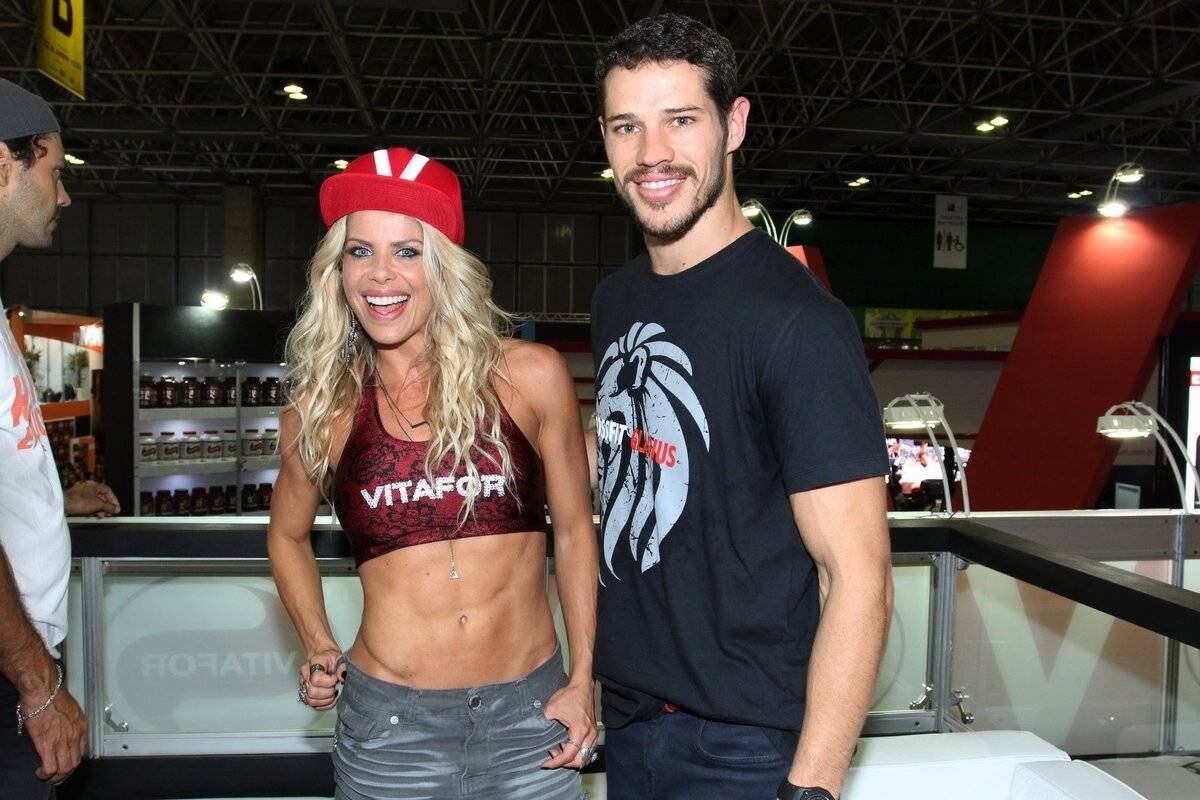 Toda sorridente, Karina foi clicada junto com José Loreto 