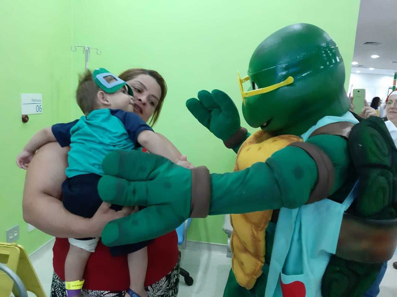 Symon ganhou a máscara do Doutor Tartaruga de presente