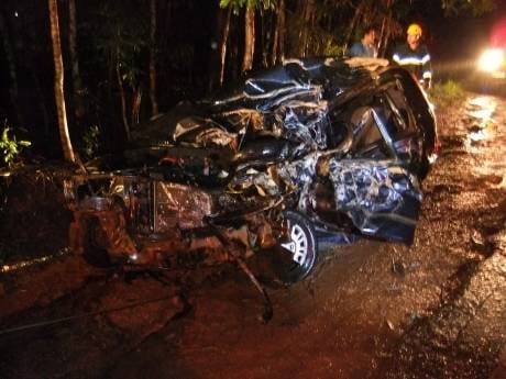 Fiat capotou parou do outro lado da rodovia