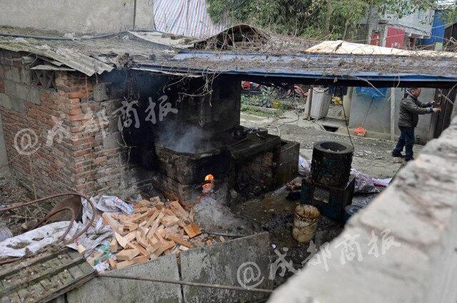 O repórter constatou que em um dia ele abateu aproximadamente 100 gatos e ganhou cerca de R$ 1.500,00 com a venda da carne