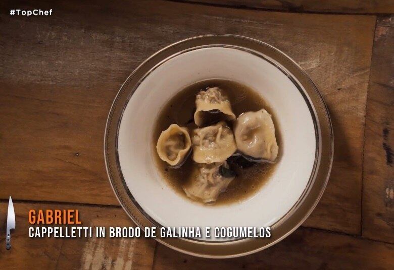 Na prova na qual eles tinham que cozinhar para as mães, Gabriel apostou em uma receita clássica de família, cappelletti em brodo de galinha e cogumelos. O apresentador Felipe Bronze elogiou bastante a receita