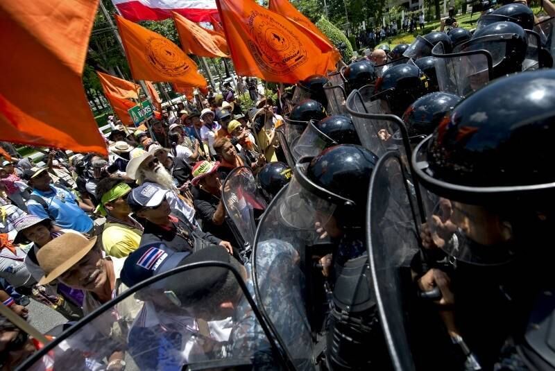 Em Bangcoc, na
Tailândia, manifestantes anti-governo protestam face a militares da aeronáutica
durante encontro entre o governo e a Comissão Eleitoral