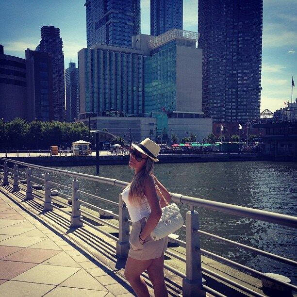 Outra viagem de Rafaella foi para Nova York, nos EUA. Lá, a gata registrou todos os momentos e postou uma foto com as pernas de fora