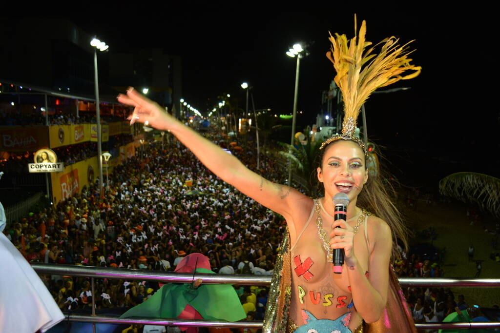 Arrastando uma multidão, Alinne arrancou aplausos dos
foliões.

 

 

— Hoje o
lacre vai ser maior