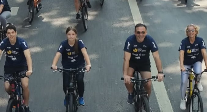 Gottino leva família para pedalada no centro histórico de São Paulo