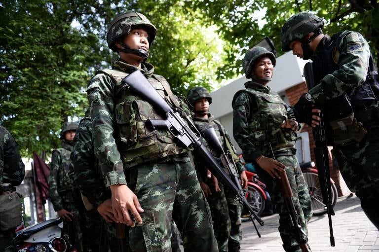 Soldados em frente ao departamento de Relações Públicas do governo, após lei marcial ser decretada