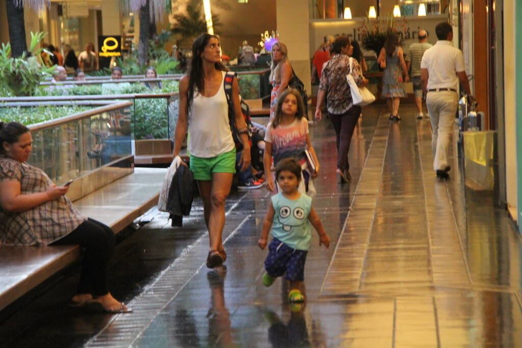 Cynthia Howlett aproveitou o domingo (26) para ficar com os filhos