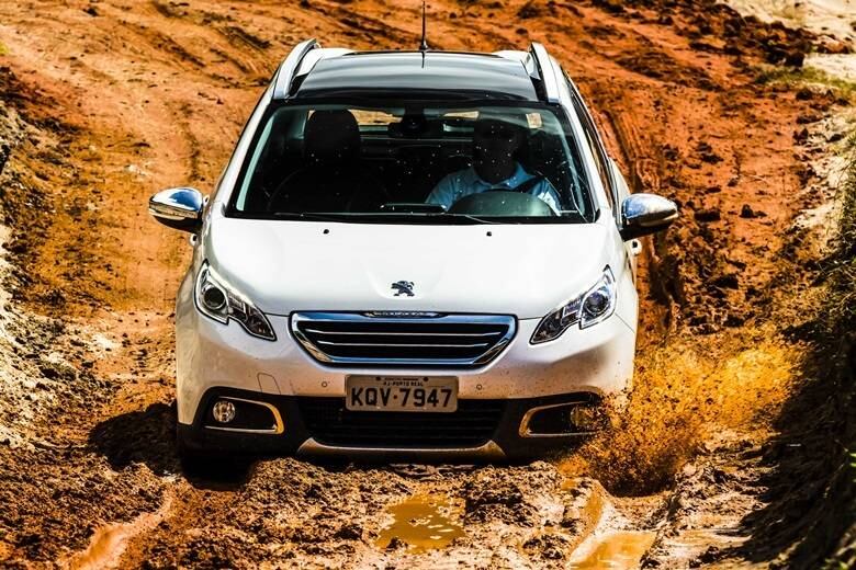 

A segurança é outro ponto positivo do modelo. Além dos
quatro air bags e freios a disco nas quatro rodas, o modelo traz, na versão
topo de linha, air bags de cortina, assistente de partida em rampa e controle
de estabilidade (ESP) com assistente de frenagem eletrônica (AFU) e sistema
antiderrapagem (ASR)

