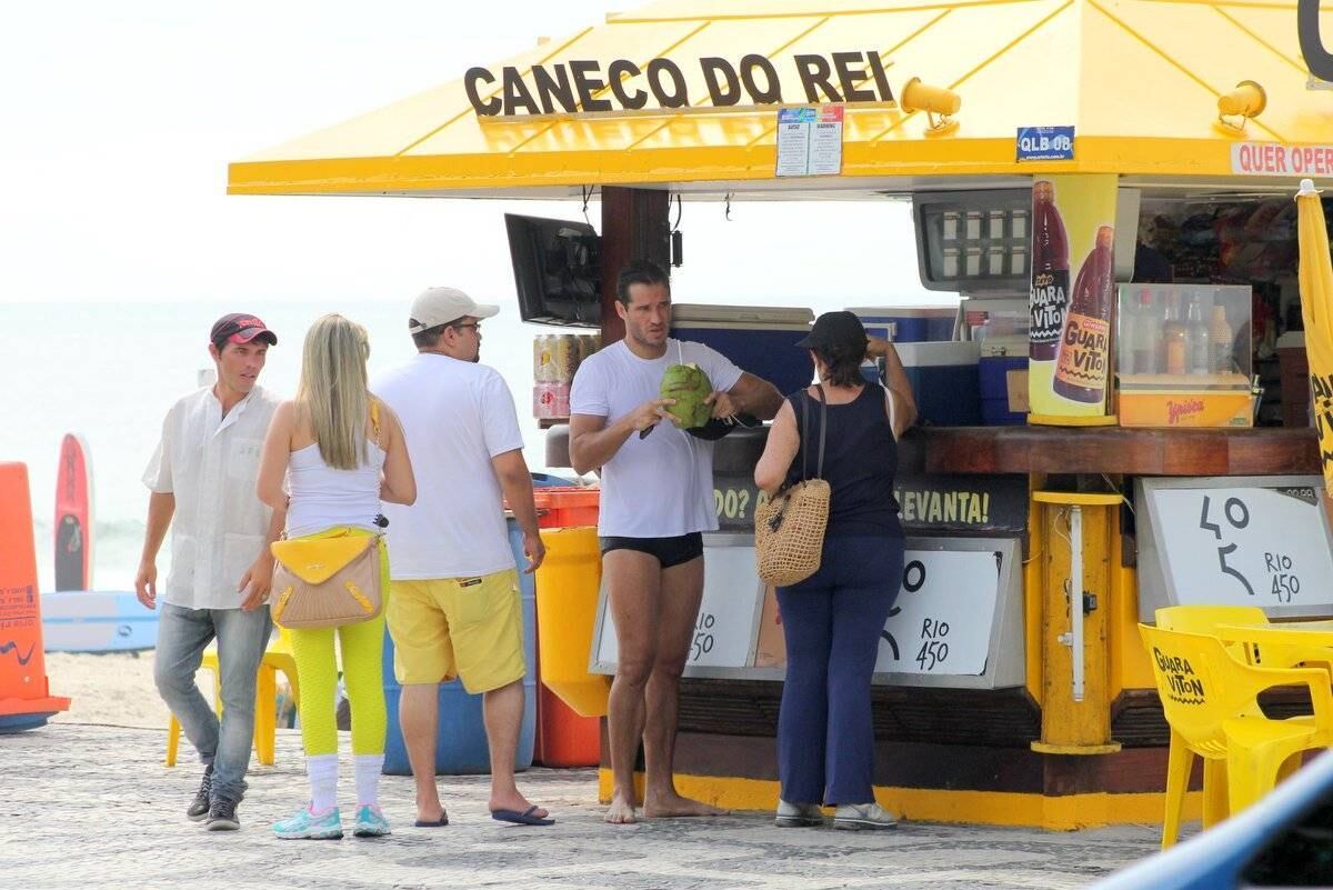 Paulo Rocha é fotografado bebendo água de coco na orla do Leblon, no Rio de Janeiro