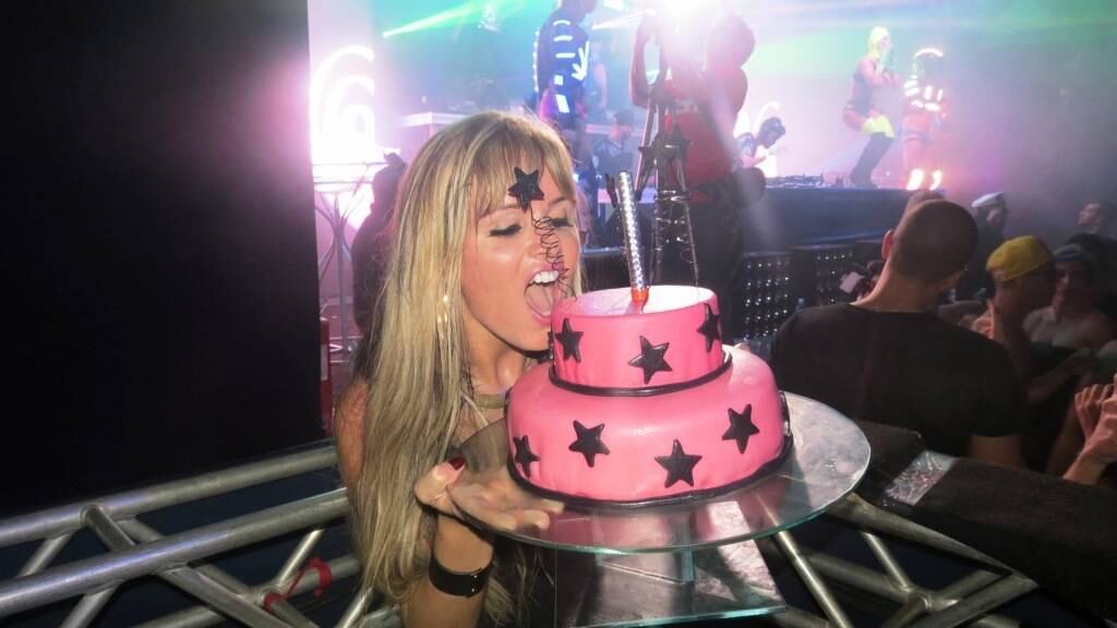 Thalita ganhou um bolo rosa de aniversário