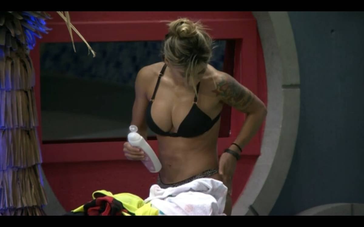 Despreocupada, ela não fez nada com pressa e parecia estar posando para as câmeras