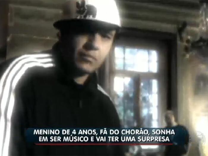 Para a família de Breno, a música de Chorão é motivo de muita
esperança. “Ele acorda escutando Charlie Brown e passa a tarde inteira ouvindo
as músicas”, disse o pai



+ Veja a matéria do pequeno Breno na íntegra
