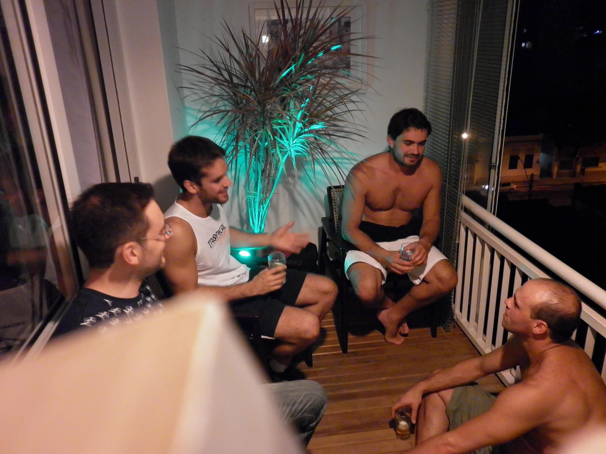 O "prefeito bonitão" também aproveita as horas vagas para curtir os amigos enquanto conversam e bebem. Na legenda da foto, Leite escreveu: "Com bons amigos aqui em casa!"