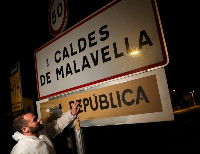 'As coisas estão indo muito mal, muito mal aqui na Espanha em termos de defender a unidade da Espanha', afirmou Jose à agência de notícias Reuters, enquanto tirava um grande adesivo sob a placa de Caldes de Malavella, um município na Espanha, que diz 'Somos uma república'