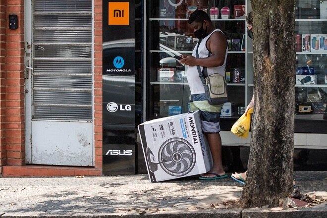 Homem comprando ventilador na cidade de Limeira, interior de São Paulo
