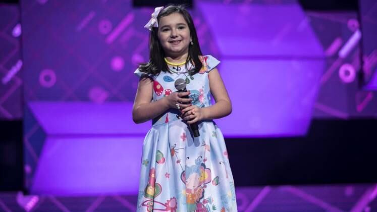 Bem princesinha, Lorena escolheu um vestido estampado,
um laço combinando com o look e um colar amarelo. Fez jus a música escolhida de
Sandy & Junior