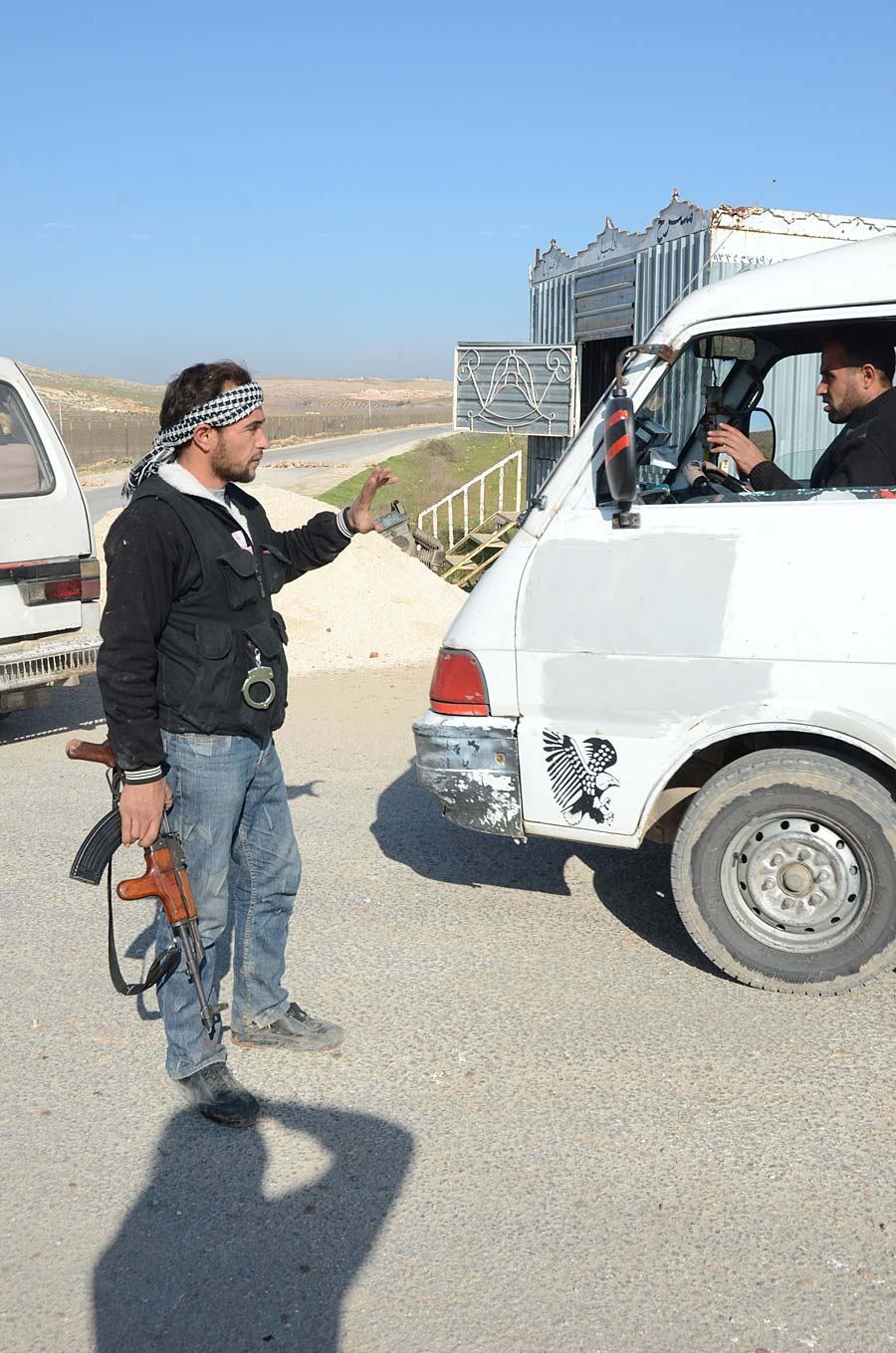 Nessa galeria de fotos, o internauta do R7 vê de perto a destruição da cidade de Aleppo, flagrada pelas lentes do fotojornalista brasileiro Edrien Esteves. Leia a reportagem completa