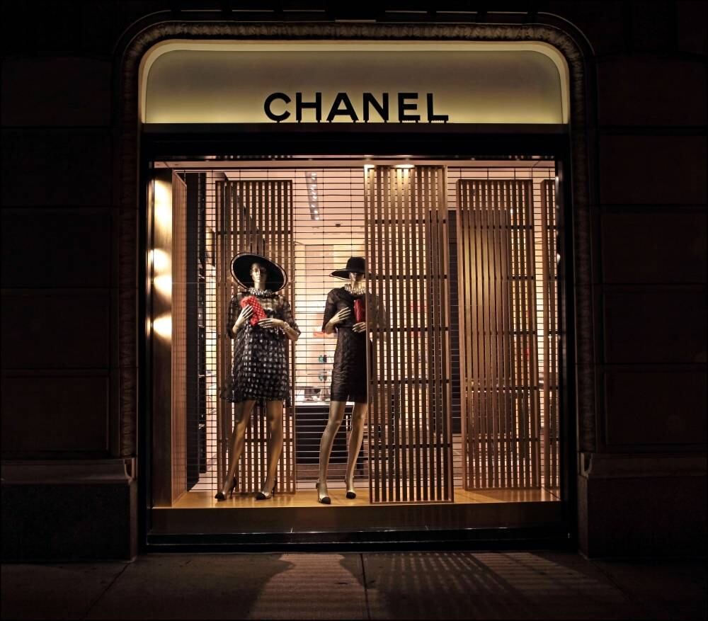 A Chanel é uma das grifes mais prestigiadas em todo o mundo. Em duas ocasiões, Danielle visitou a loja da marca em Nova York. As compras no cartão de crédito totalizaram US$ 8.100 (R$ 27,8 mil na cotação atual)