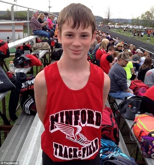 Um menino de 13 anos de idade cometeu suicídio depois de enfrentar bullying na escola durante anos, por ser baixinho. Johnathon Short-Scaff foi encontrado morto por sua irmã mais velha na última quarta-feira (16), em seu quarto. O incidente aconteceu na cidade de Scioto County (EUA)