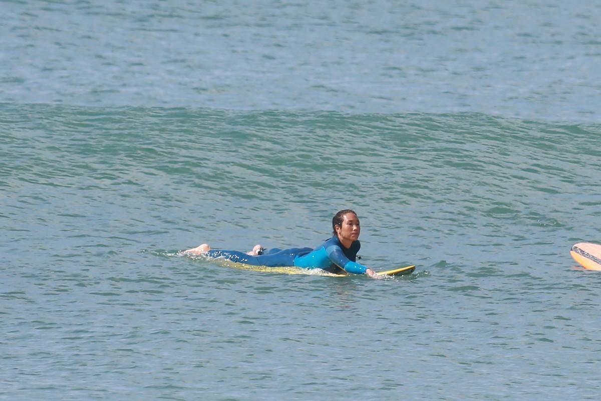 A gata surfou na praia da Macumba