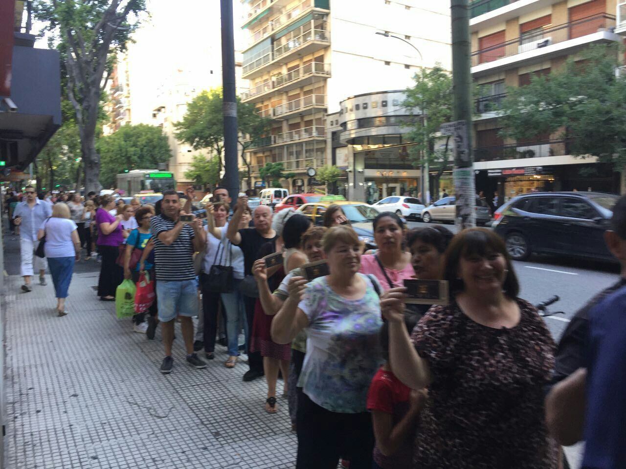 Na fila, centenas de pessoas esperavam ansiosos por seus ingressos