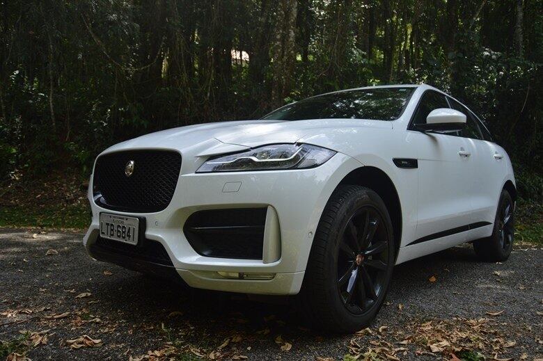 Não tem como olhar o F-Pace e não associar a outros modelos da marca, como o XE e o XF. A parte dianteira do modelo conta com três entradas de ar bastante largas, com grades em plástico preto que reforçam sua aparência esportiva. A assinatura dos faróis em LED  e os vincos do capô também são proeminentes
