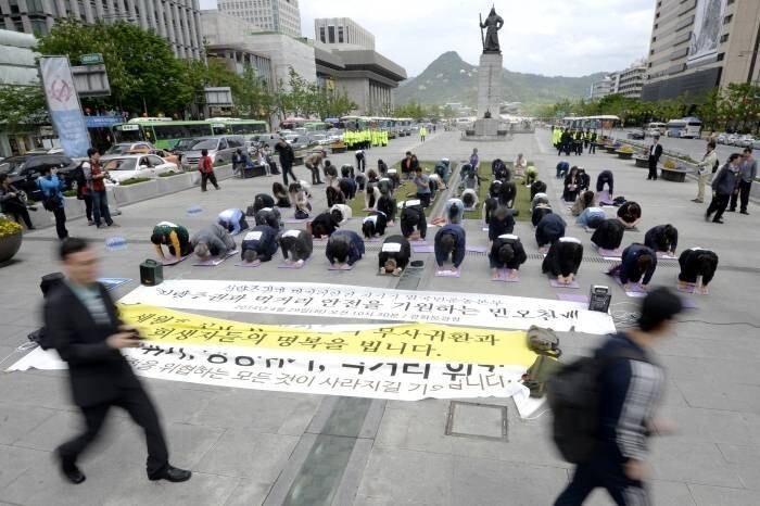 No centro de Seul,
capital da Coreia do Sul, pessoas fazem reverência em memória das vítimas do
naufrágio da balsa sul-coreana. Mais de 300 pessoas morreram ou estão
desaparecidas desde o desastre de 16 de abril