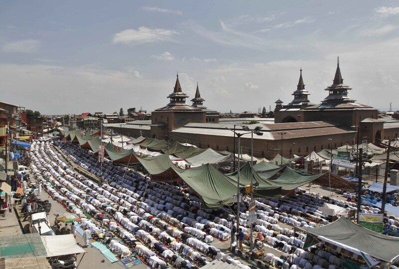 Muçulmanos da Caxemira, região
indiana, participam das orações da última sexta-feira do Ramadã em Srinagar