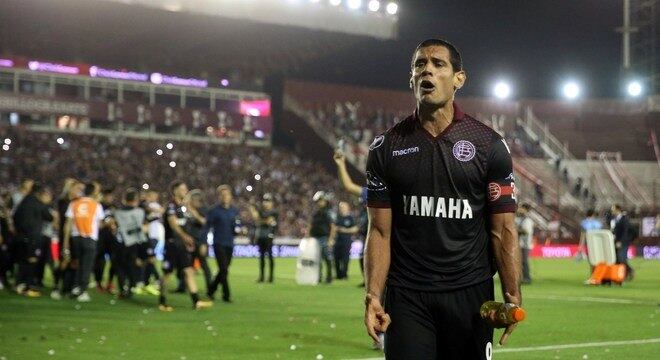 Aos 37 anos, Sand ainda conhece o caminho do gol e conduziu o Lanús à final
