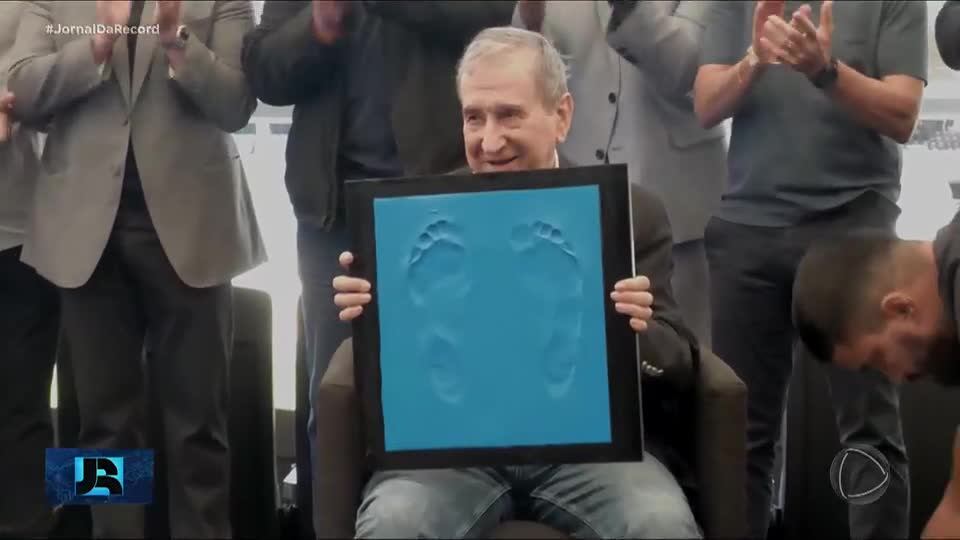 Treinador da seleção do tetra, Carlos Alberto Parreira é eternizado na calçada da fama do Maracanã