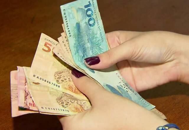 A recomendação é que o pagamento seja feito de forma online, para não utilizar cédulas ou evitar contato por meio de cartões, já que são potenciais transmissores não só da covid-19, mas de outras doenças. O biomédico recomenda passar álcool em gel no cartão antes e depois de ser utilizado, além das próprias mãos por usar as maquininhas