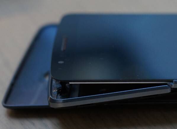 Surpreendentemente, o LG G3 e o Samsung Galaxy Note 3, ambos com carcaça feita de plásticos, se mostraram os mais resistentes entre os que foram testados pela Consumer Reports, necessitando um esforço de 130 lb (58 kg) e 150 lb (68 kg) para curvá-los