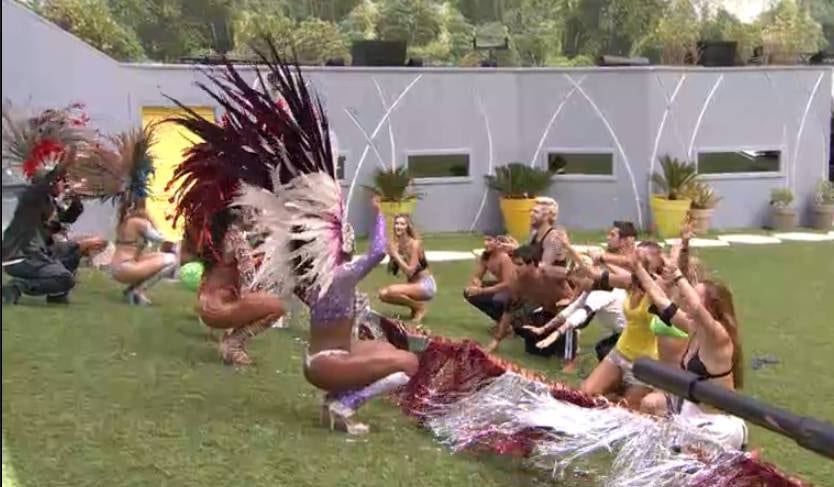 Passistas ensinam passos de dança para os brothers