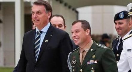 Mauro Cid (de farda verde) ao lado de Jair Bolsonaro