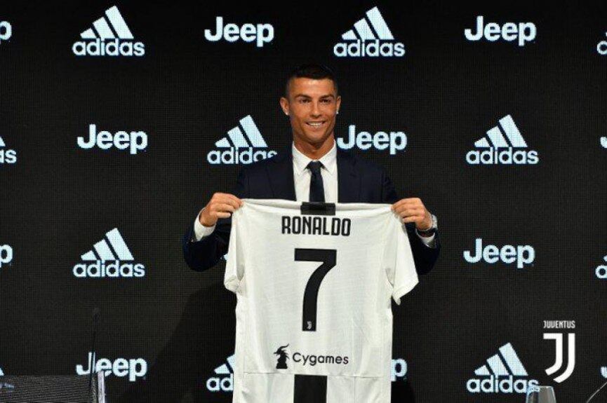 A principal contratação não poderia ser outra. A Juventus abriu o cofre e desembolsou 100 milhões de euros (R$432 milhões) para tirar Cristiano Ronaldo do Real Madrid. O portu