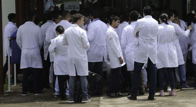 Profissionais de saúde que estejam cursando Programas de Residência Médica e Residência em Área Profissional da Saúde serão beneficiados